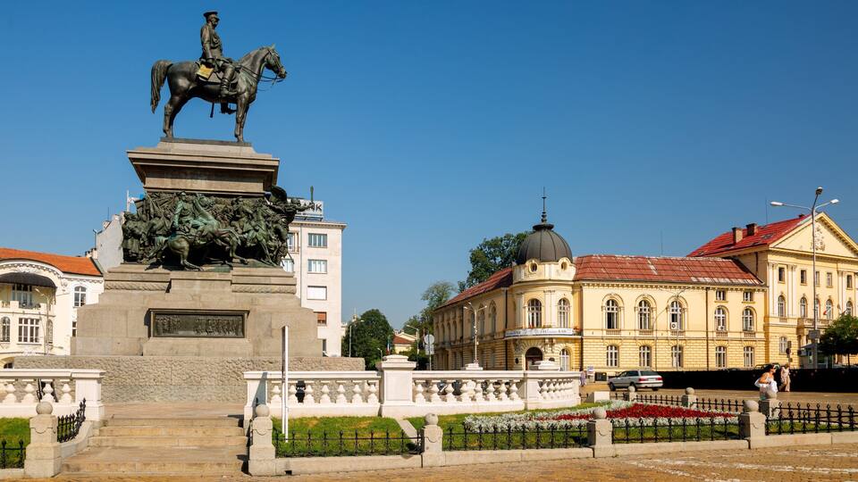 Monument to the Liberating Tsar which includes a statue or sculpture