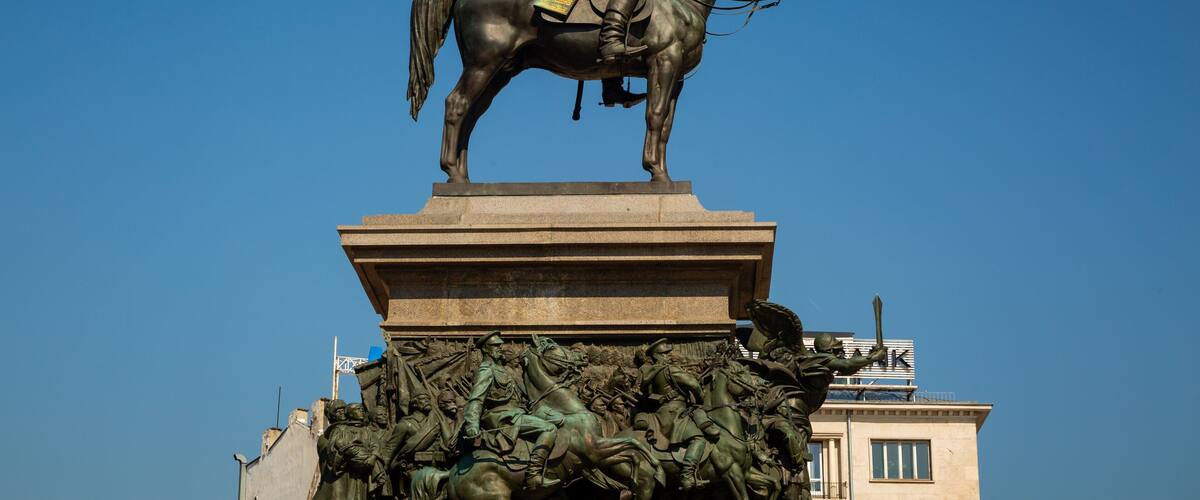 Monument to the Liberating Tsar featuring a statue or sculpture