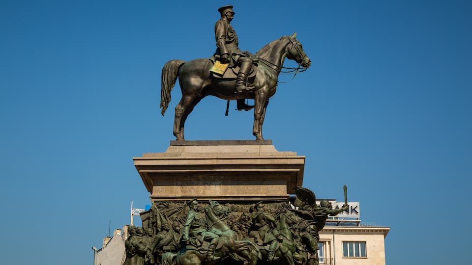 Monument to the Liberating Tsar featuring a statue or sculpture