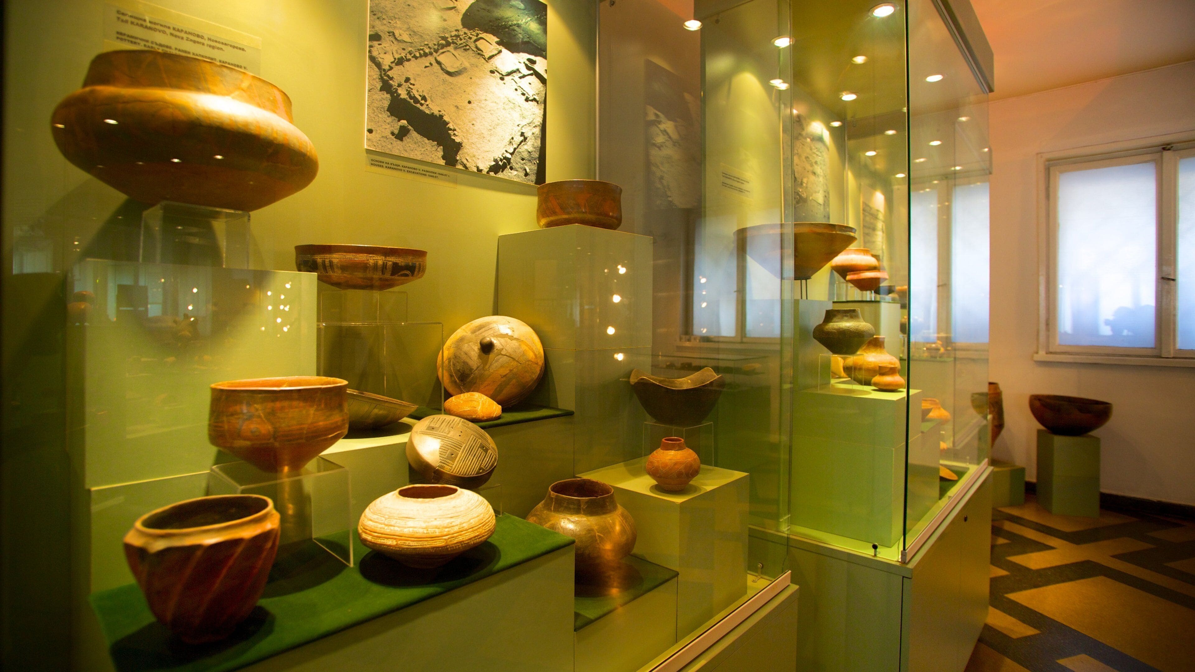 Museu Arqueológico mostrando vistas internas