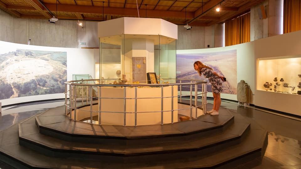 Une exposition de musée avec une pièce centrale et des murs environnants où sont exposées des œuvres d’art.