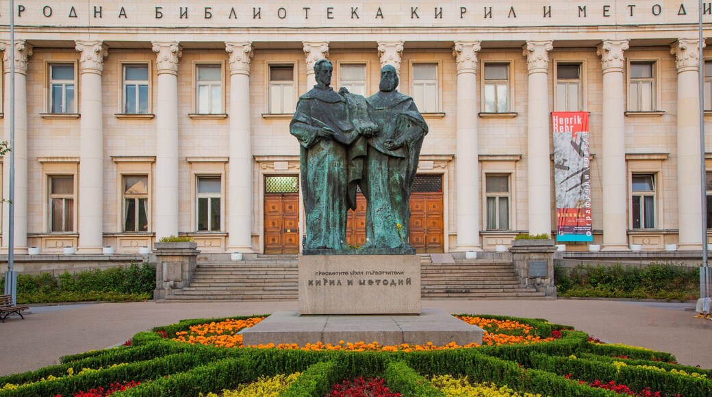 Sofia City Center showing heritage architecture, flowers and a park