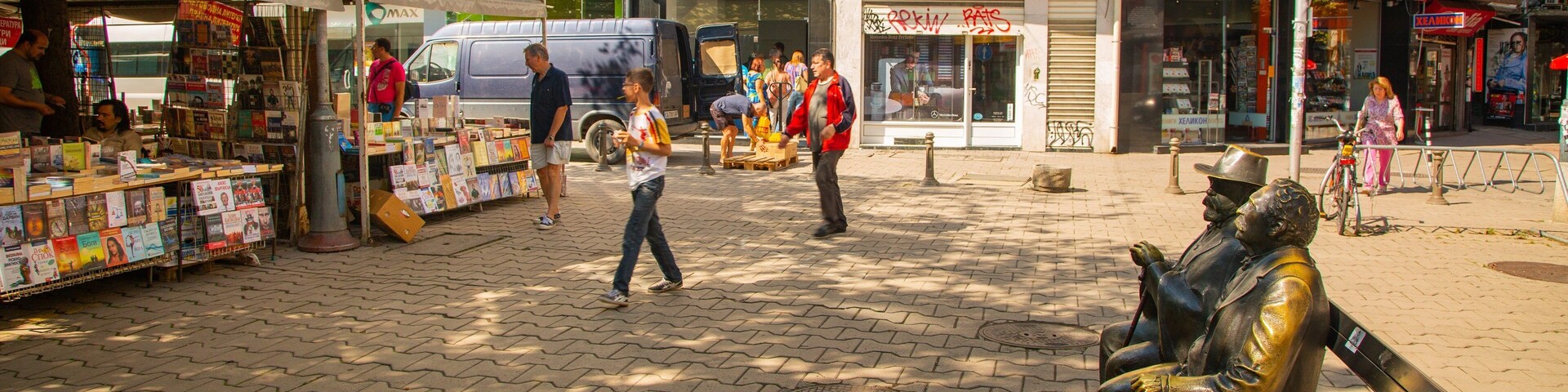 Slaveykov Square showing markets, street scenes and outdoor art