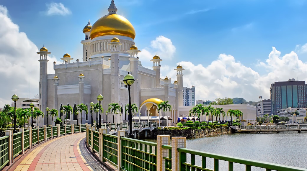 Sultan Omar Ali Saifuddin Mosque in Bandar Seri Begawan Brunei