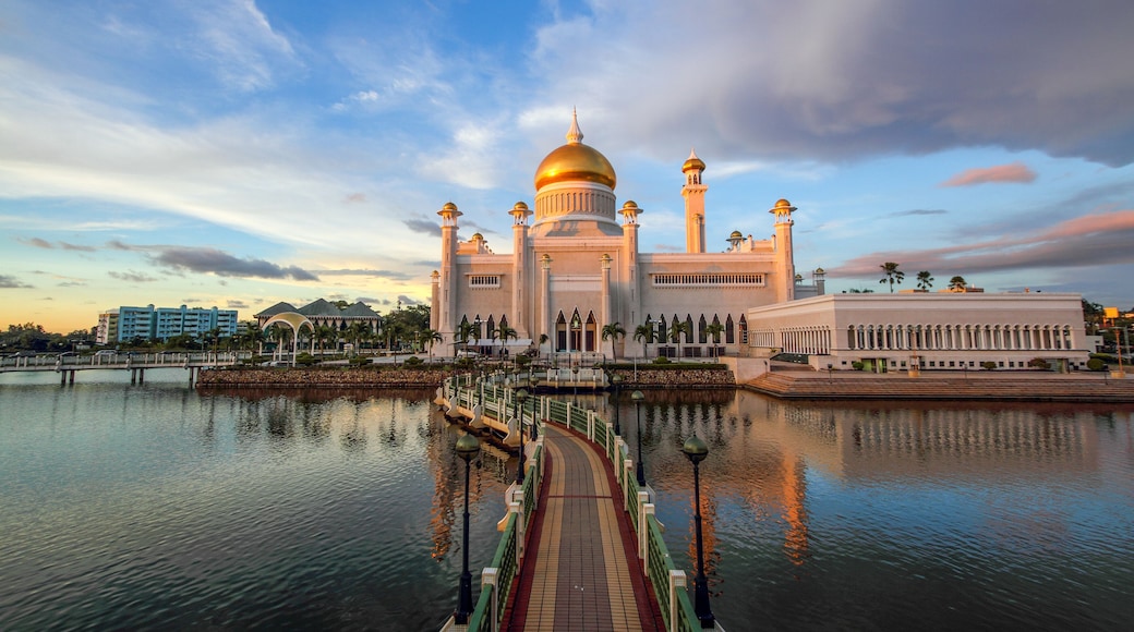 Beautiful Sultan Omar Ali Saifuddien Mosque Bandar Seri Begawan Brunei Iconic Mosque