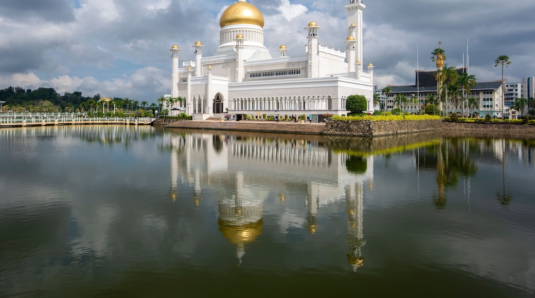 Sultan Omar Ali Saifuddien Mosque in Brunei during cloudy day. Considered as one of the most beautiful mosques in the Asia Pacific.