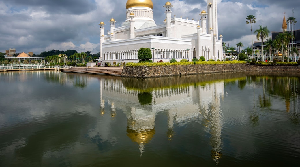 Sultan Omar Ali Saifuddien Mosque in Brunei during cloudy day. Considered as one of the most beautiful mosques in the Asia Pacific.