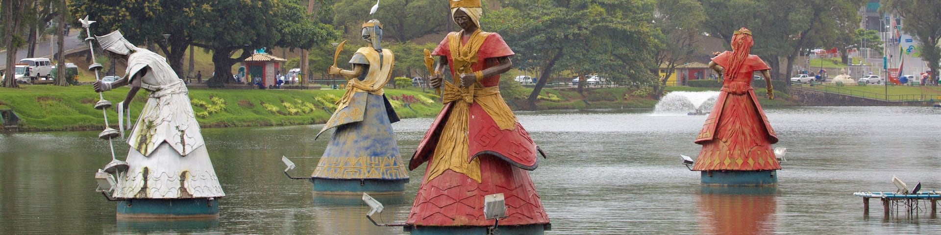 Fonte Nova Stadium mettant en vedette parc, statue ou sculpture et lac ou étang