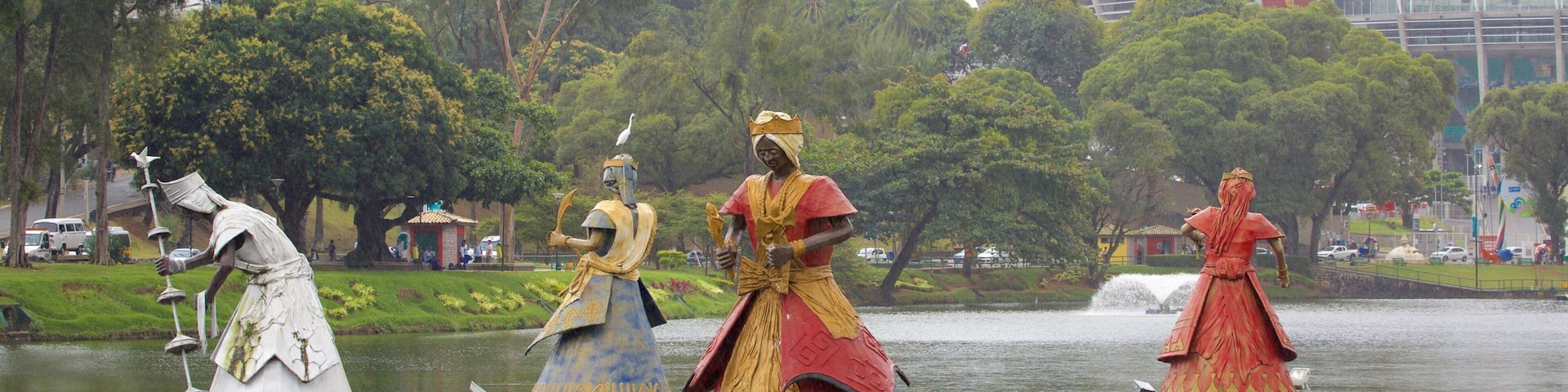 Estadio Fonte Nova ofreciendo un lago o laguna, una estatua o escultura y un jardín