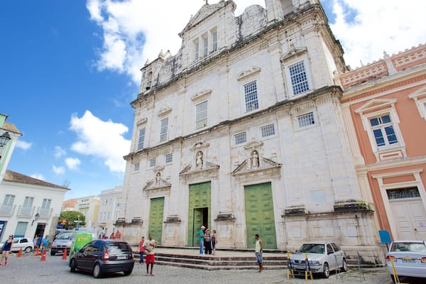 Cathedral of Salvador qui includes éléments religieux, patrimoine historique et scÚnes de rue