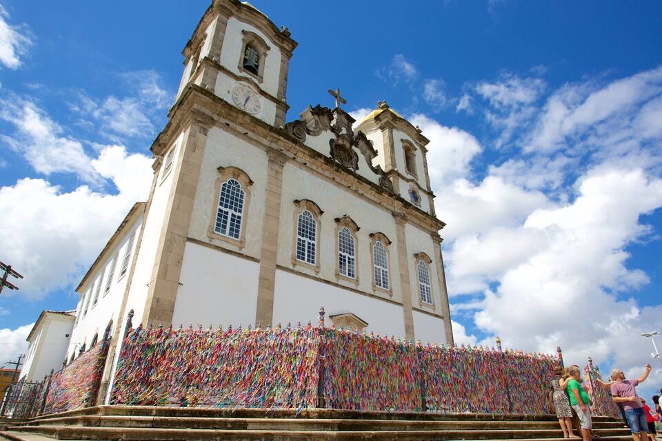 Une église historique dotée d’un clocher et ornée d’un décor de rubans aux couleurs vives.