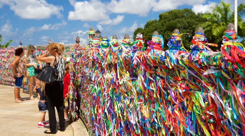 노소 세노르 두 본핌 교회 을 보여주는 교회 또는 성당 과 종교적 측면 뿐만 아니라 소규모 사람들