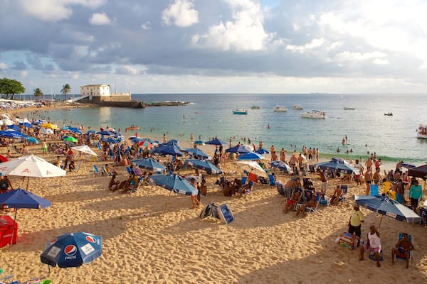 Porto da Barra Beach mit einem Schwimmen, Sandstrand und allgemeine KĂŒstenansicht