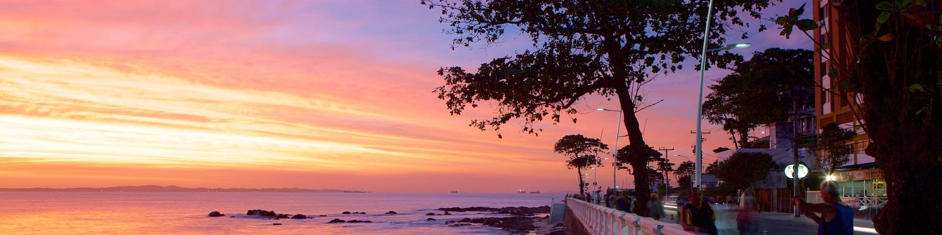 Farol da Barran ranta johon kuuluu yleiset rantanäkymät, auringonlasku ja rannikkokaupunki