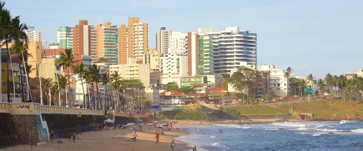 Farol da Barra-stranden som viser strand, silhuett og kystby