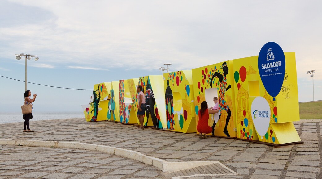Farol da Barra Beach showing outdoor art as well as a small group of people