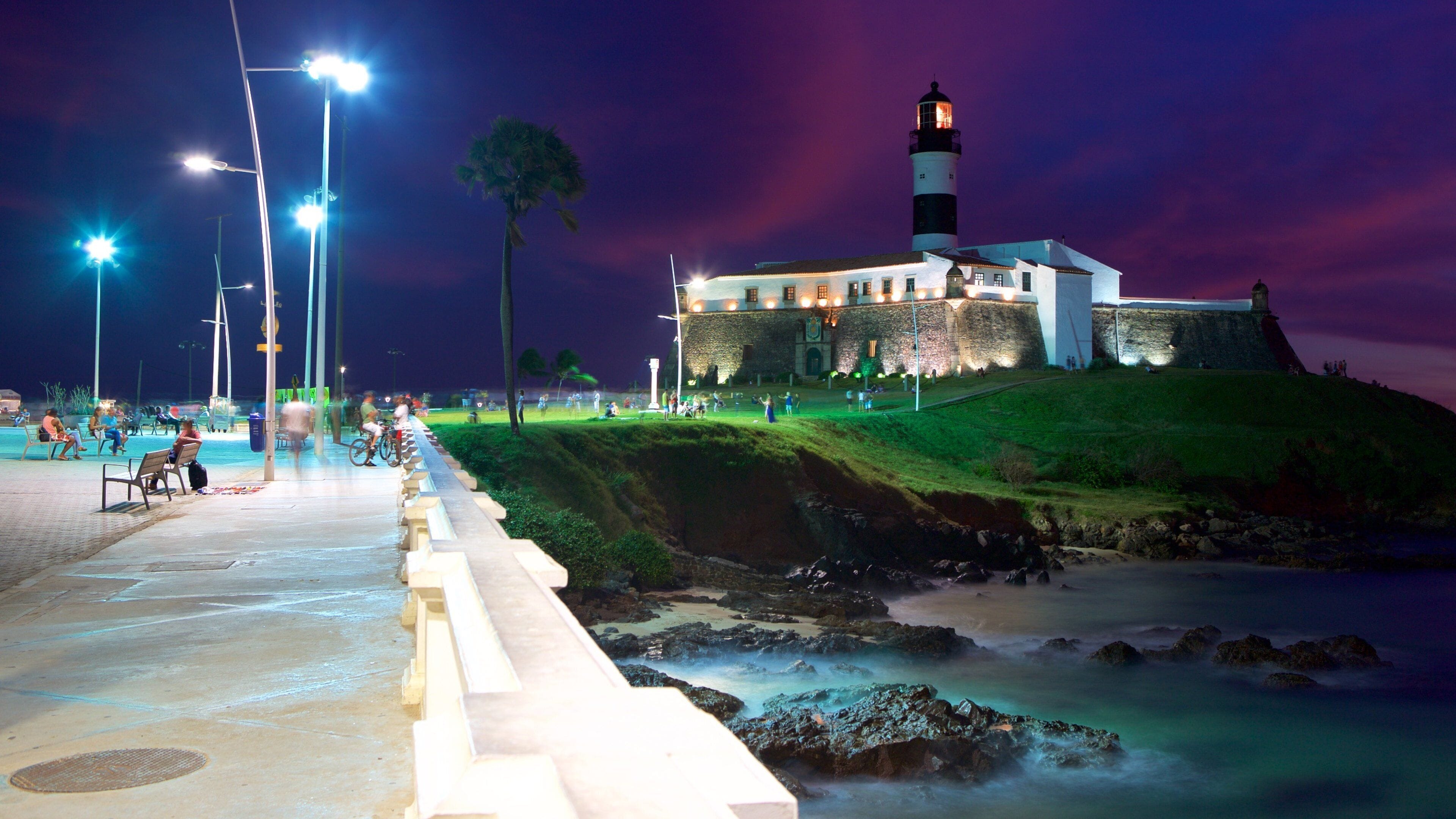 หาด Farol da Barra เนื้อเรื่องที่ ประภาคาร, วิวกลางคืน และ ชายฝั่งทะเล