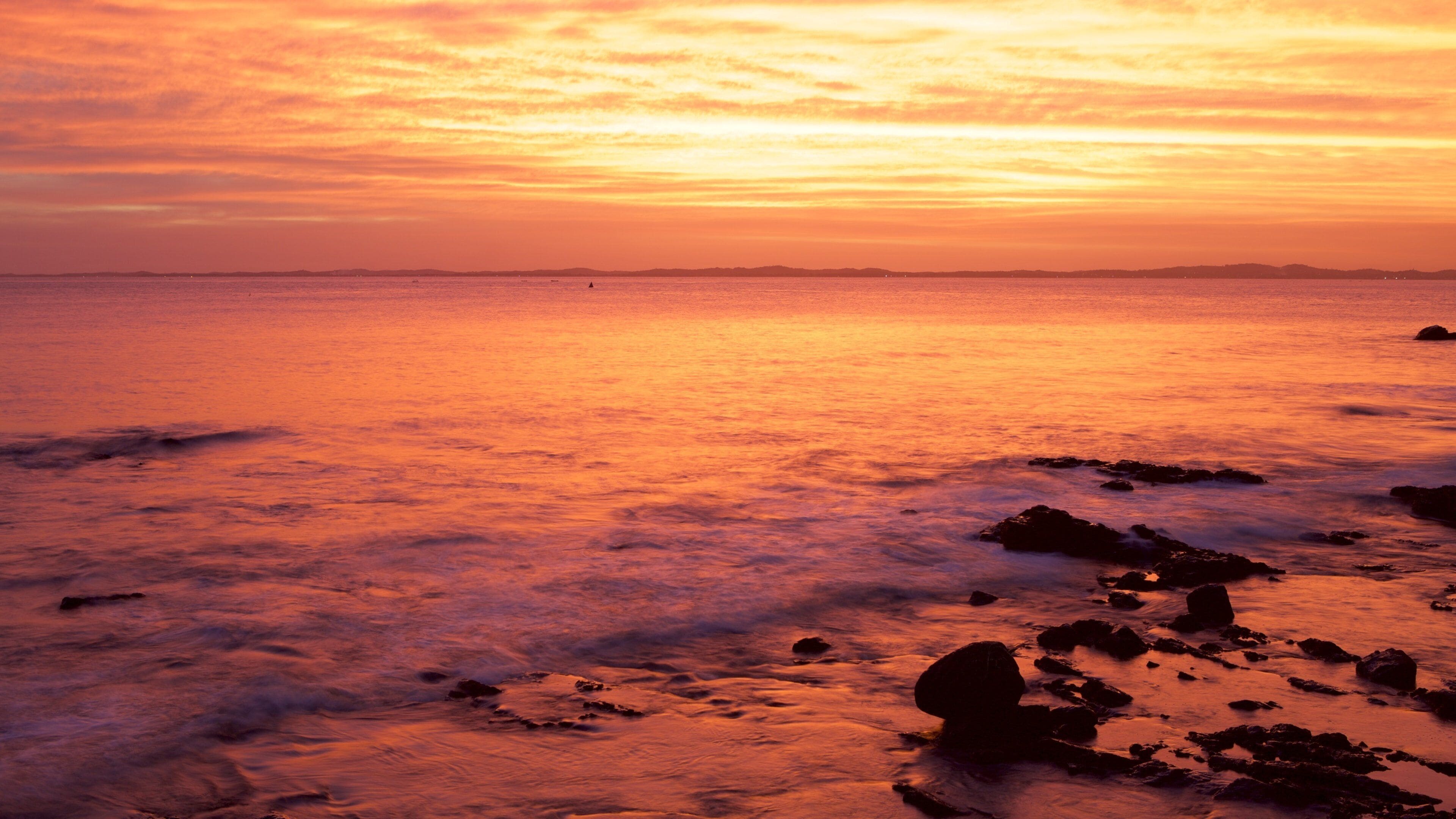 Spiaggia di Farol da Barra mostrando tramonto e vista della costa