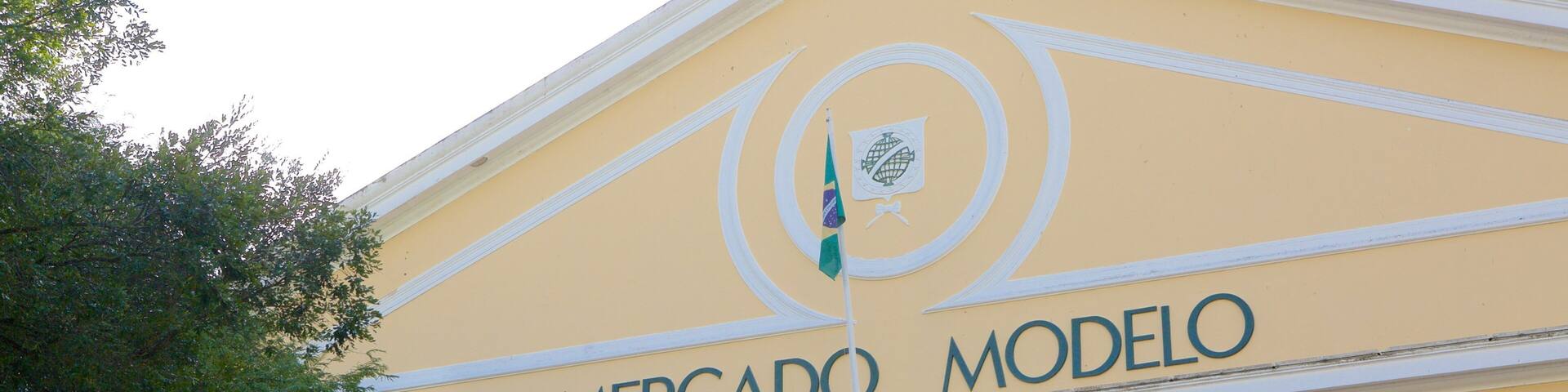 Mercado Modelo featuring signage