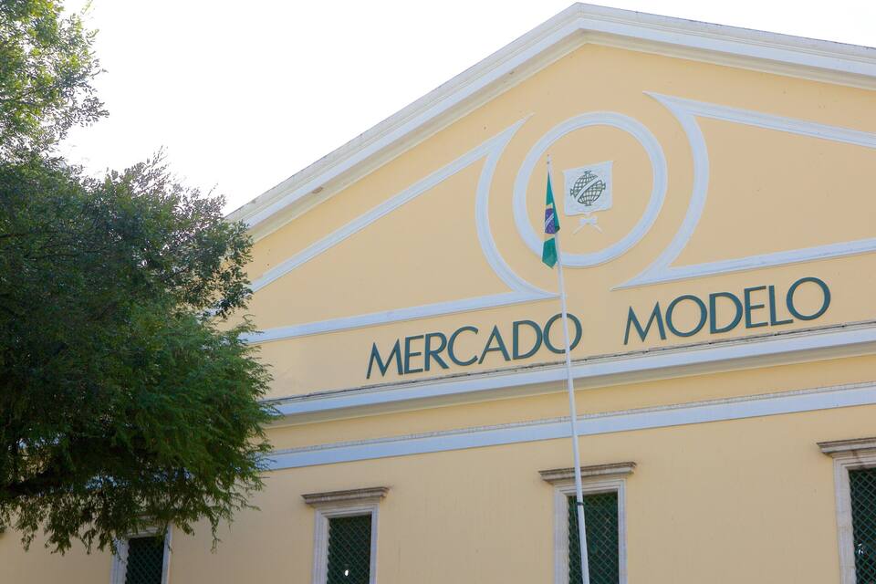 A building with the sign "Mercado Modelo" and a flag.