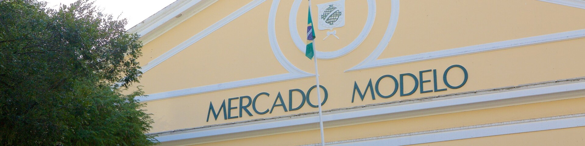 Mercado Modelo featuring signage