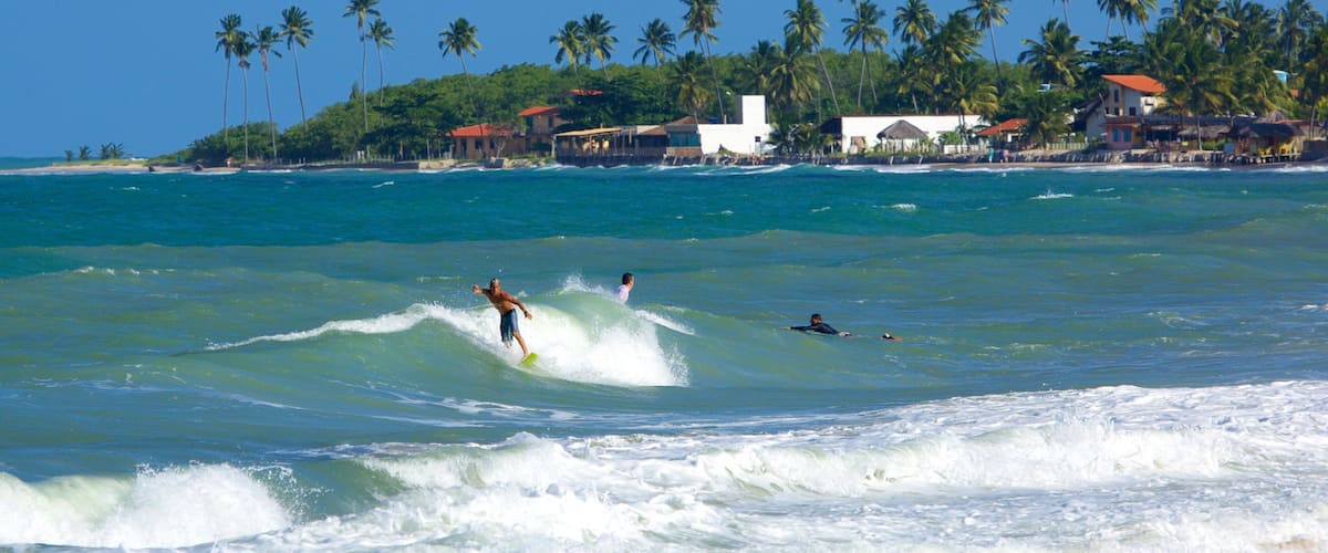 Maracaipe strand som inkluderar en kuststad, tropisk natur och kustutsikter