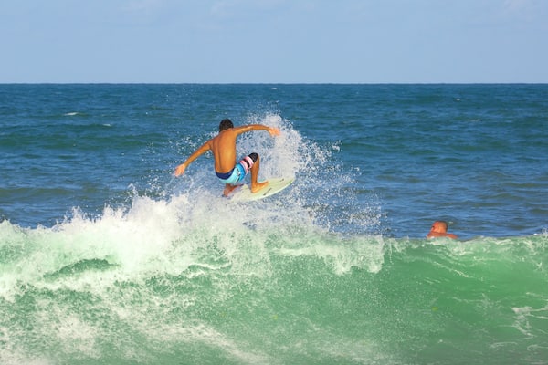 Maracaipe Strand som viser surfing og en sandstrand