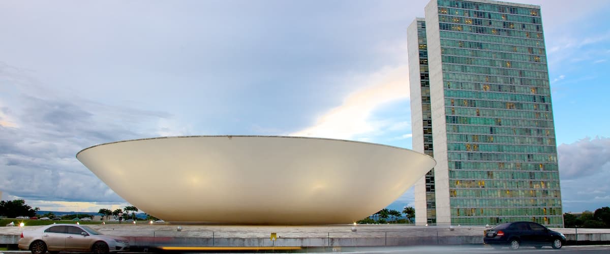 Congreso Nacional de Brasil que incluye escenas urbanas, arquitectura moderna y una ciudad