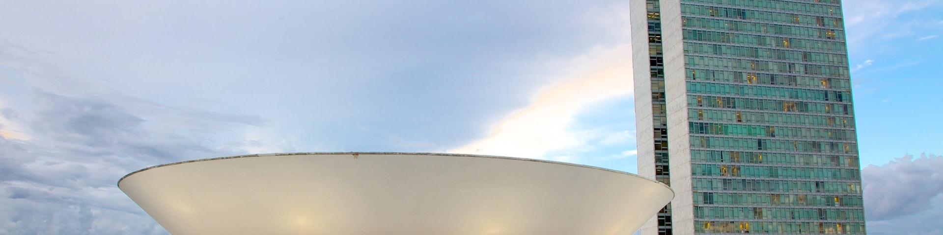 Congresso Nacional do Brasil que inclui uma cidade, arquitetura moderna e cenas de rua