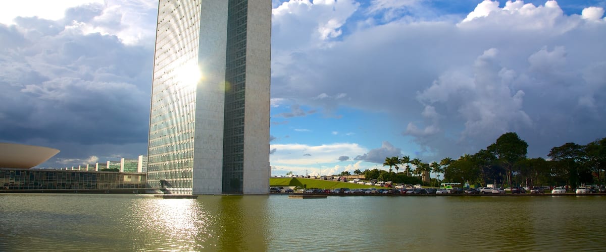 Congreso Nacional de Brasil que incluye una ciudad, un edificio de gran altura y un río o arroyo