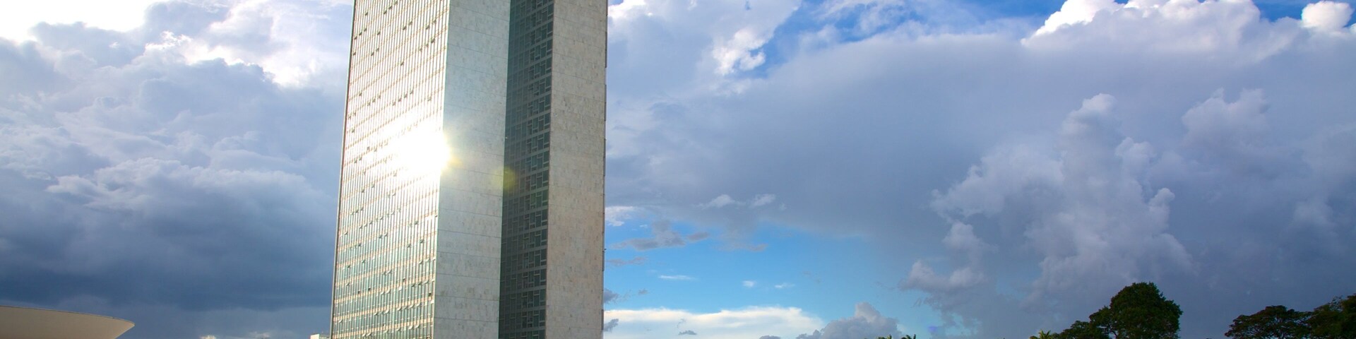 Congresso Nacional do Brasil mostrando um rio ou córrego, uma cidade e arquitetura moderna