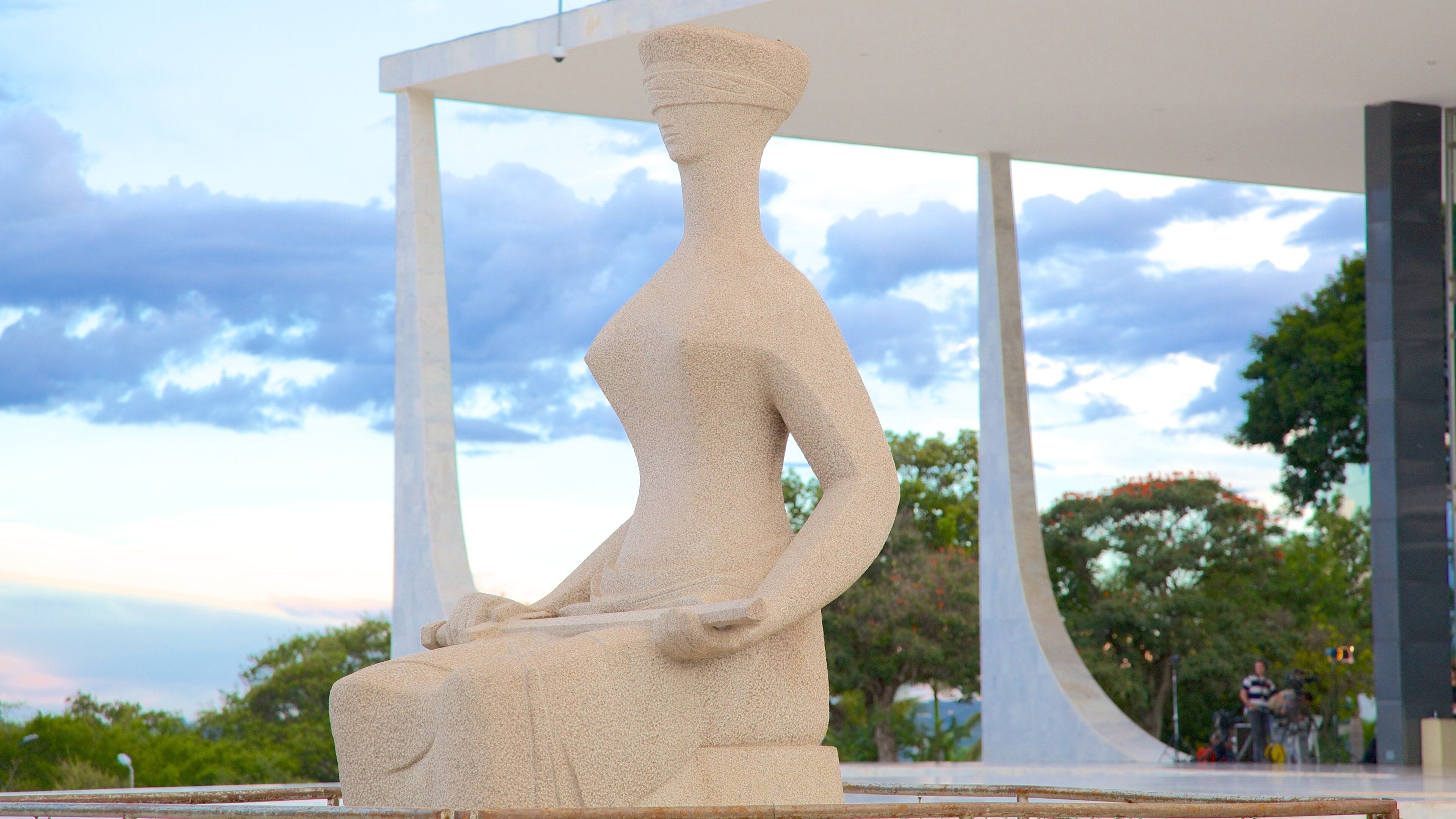 最高聯邦法院 设有 戶外藝術, 藝術 和 雕像或雕塑