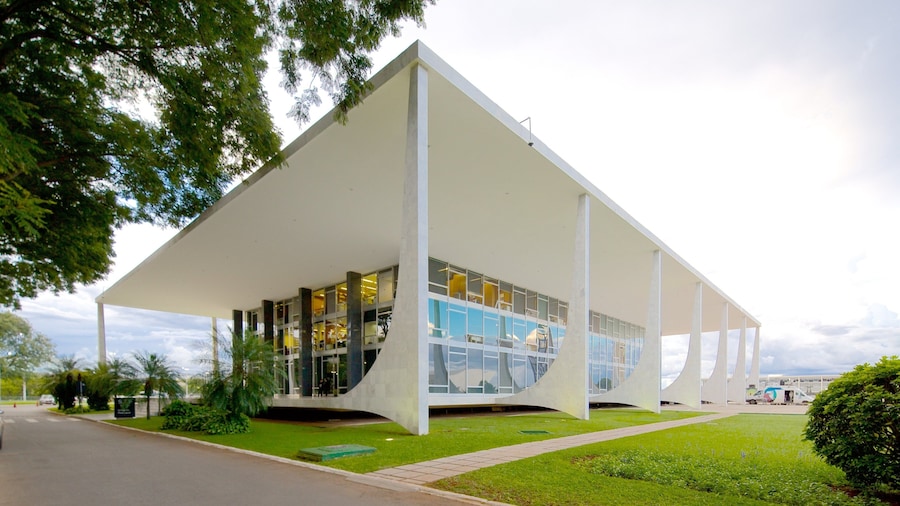 Supreme Federal Court featuring modern architecture and a city