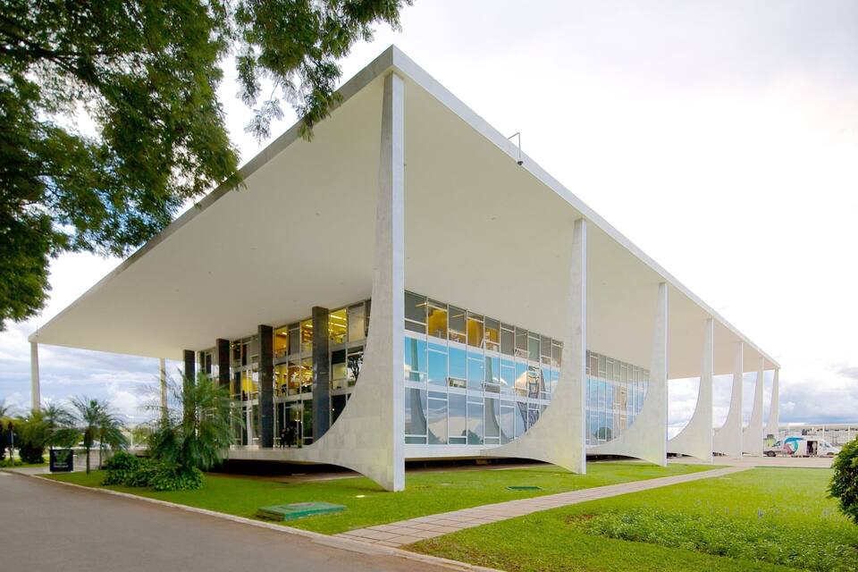 Un edificio moderno con fachada blanca y amplias ventanas.