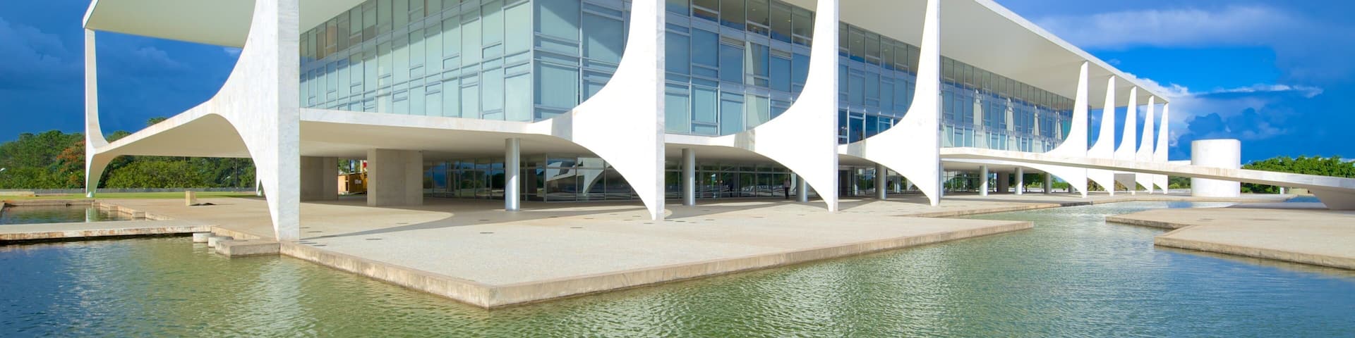 Planalto Palace which includes modern architecture, a pond and chateau or palace