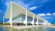 Planalto Palace which includes modern architecture, a pond and chateau or palace