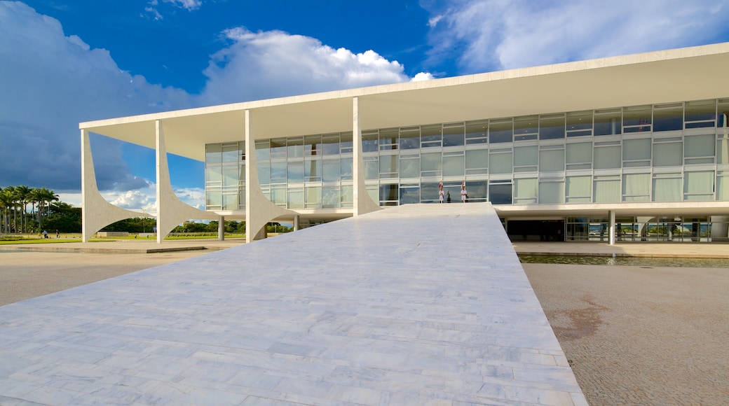 Planalto Palace which includes château or palace, a city and modern architecture