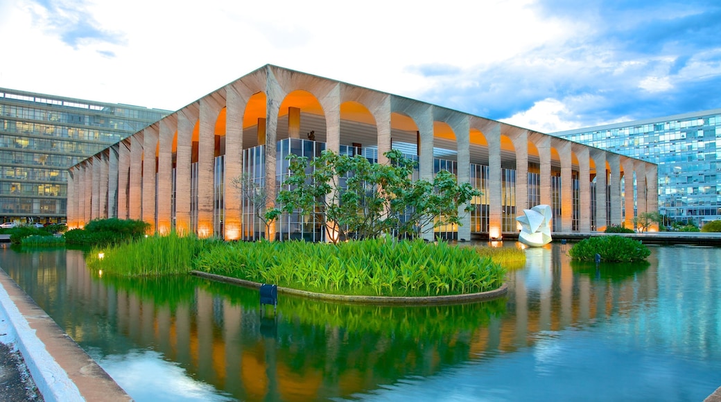 Palacio de Itamaraty ofreciendo arquitectura moderna, un estanque y palacio