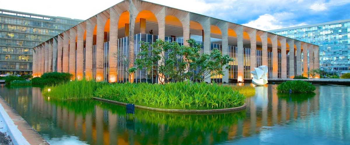 Itamaraty Palace featuring a pond, modern architecture and a city