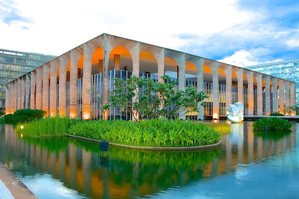 PalĂĄcio do Itamaraty mit einem moderne Architektur, Teich und Stadt