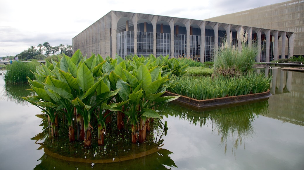 Palacio de Itamaraty ofreciendo arquitectura moderna, una ciudad y palacio