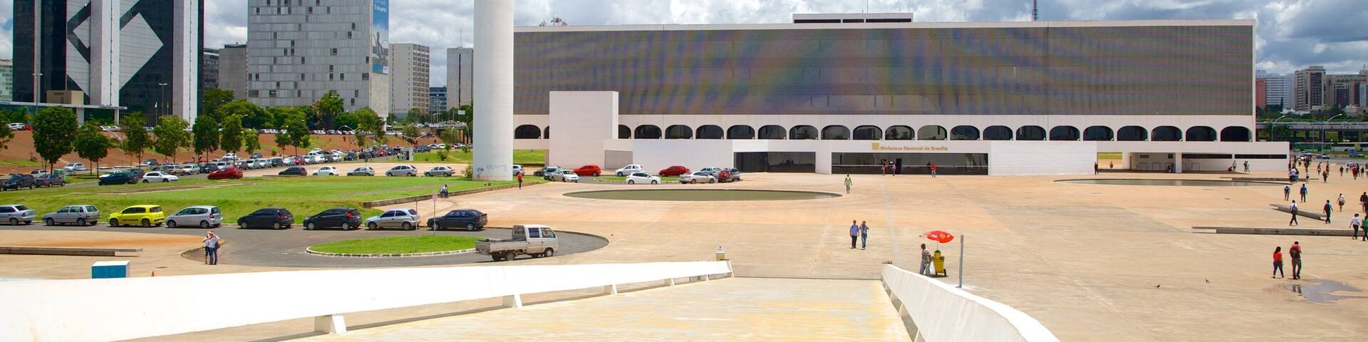 Biblioteca Nacional ofreciendo arquitectura moderna, una ciudad y un parque o plaza