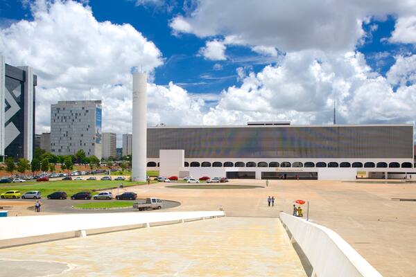 BibliothĂšque nationale montrant ville, architecture moderne et square ou place