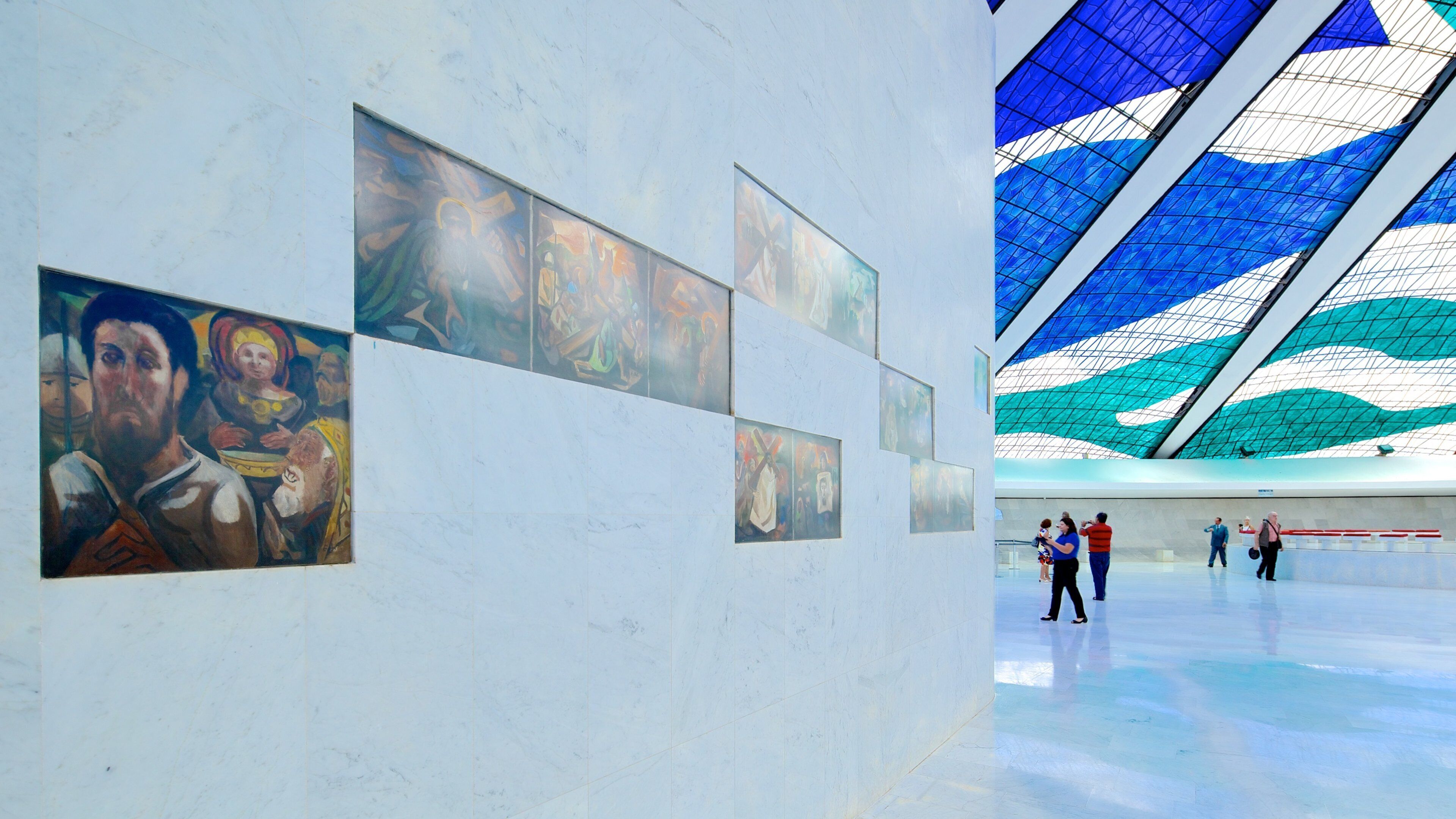 Metropolitan Cathedral showing modern architecture, interior views and art