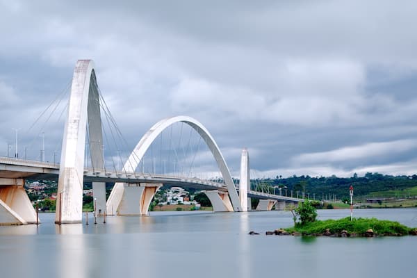 Juscelino-Kubitschek-BrĂŒcke das einen Fluss oder Bach, See oder Wasserstelle und BrĂŒcke