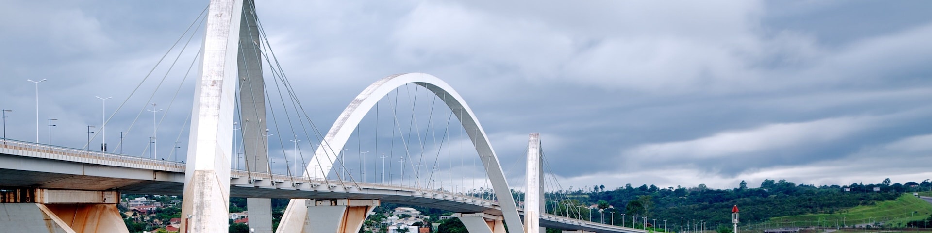 Ponte Juscelino Kubitschek que inclui um lago ou charco, uma ponte e um rio ou córrego