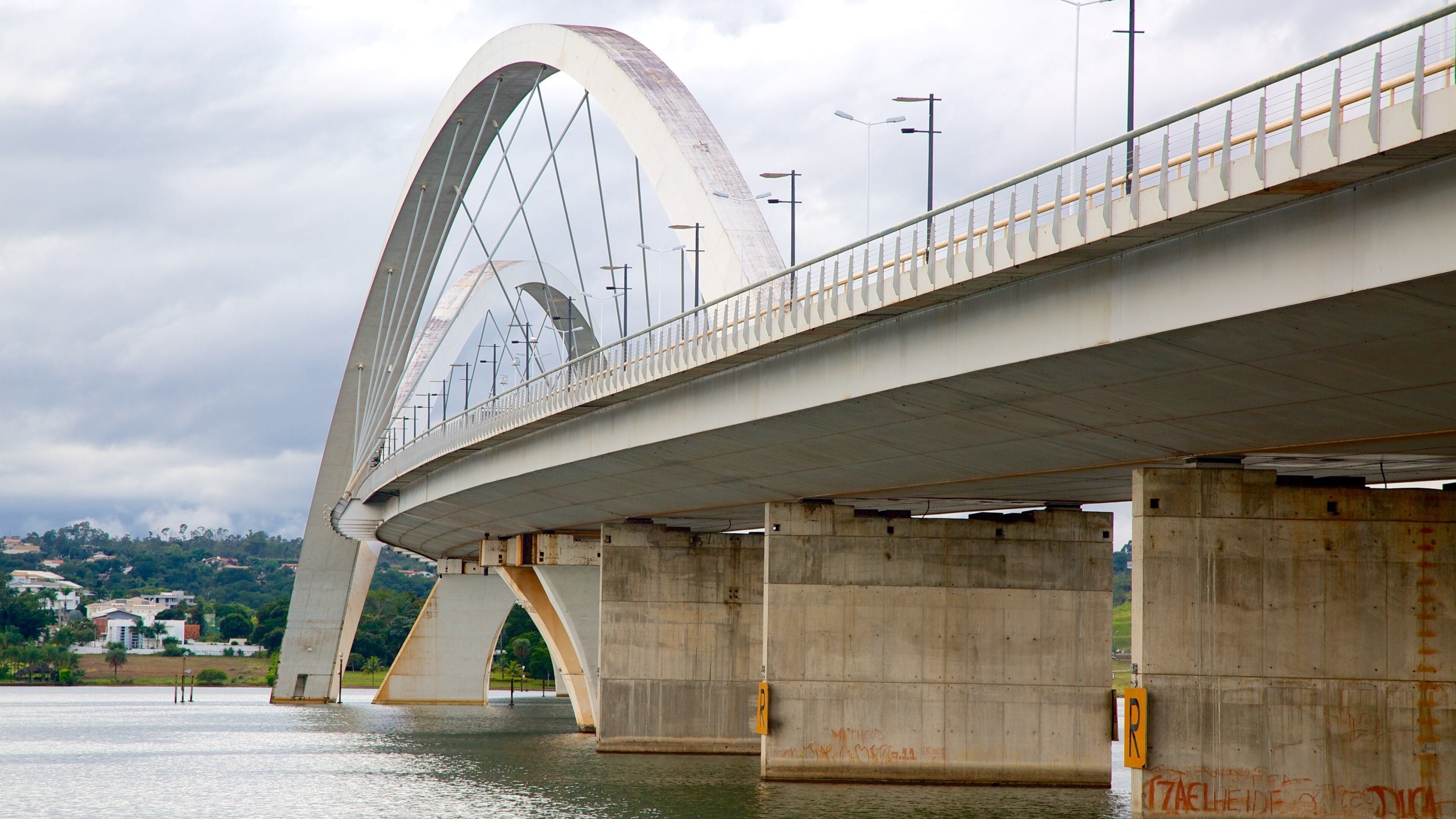 Ponte Juscelino Kubitschek caracterizando uma ponte e um rio ou córrego