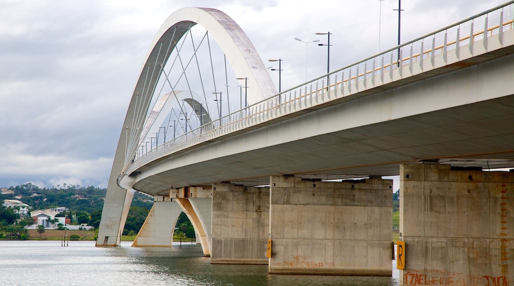 Juscelino Kubitschek Bridge showing a bridge and a river or creek