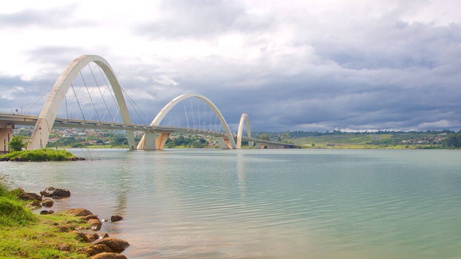 Juscelino Kubitschek Bridge showing a bridge and a river or creek