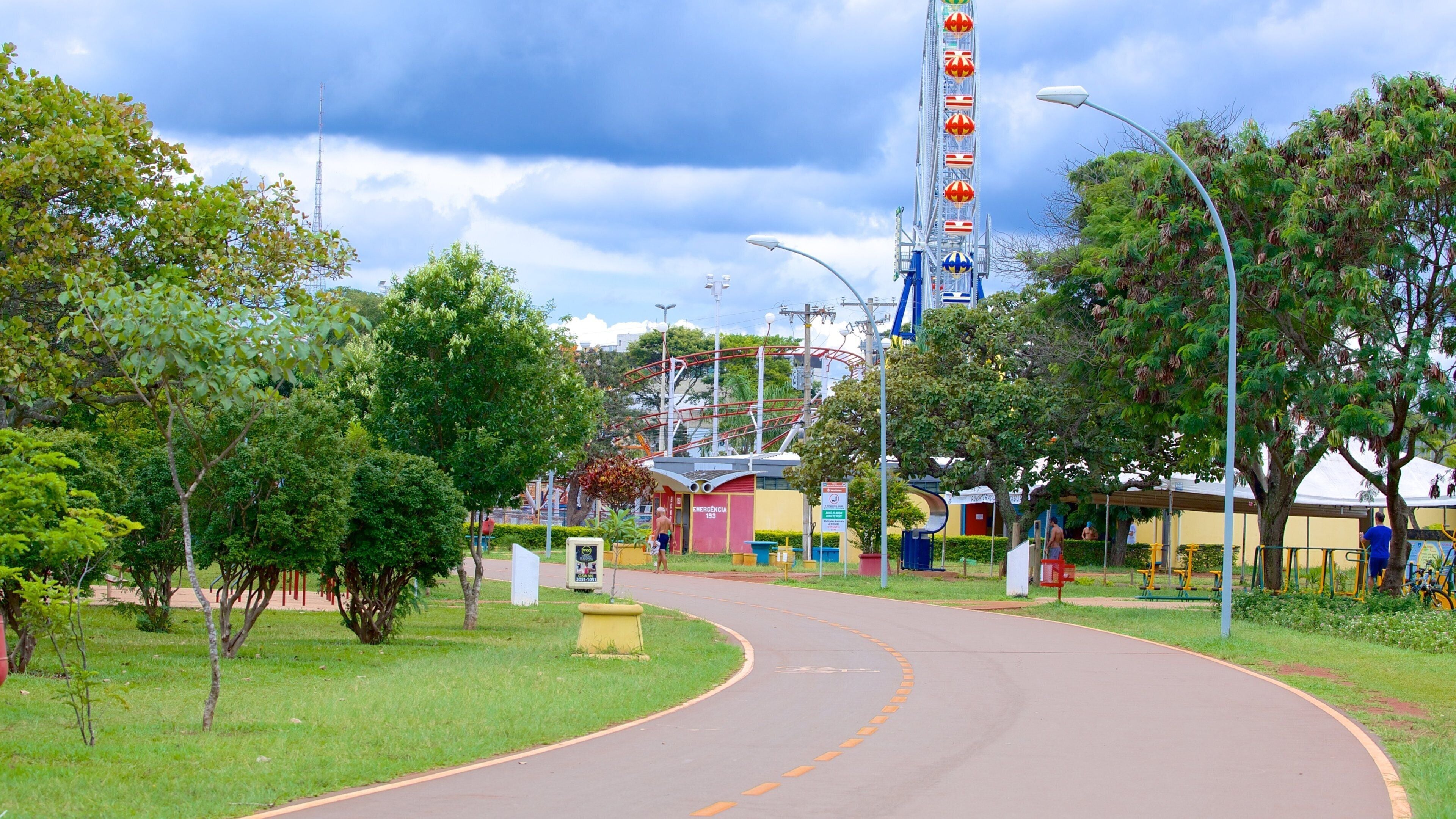 City Park showing rides and a park